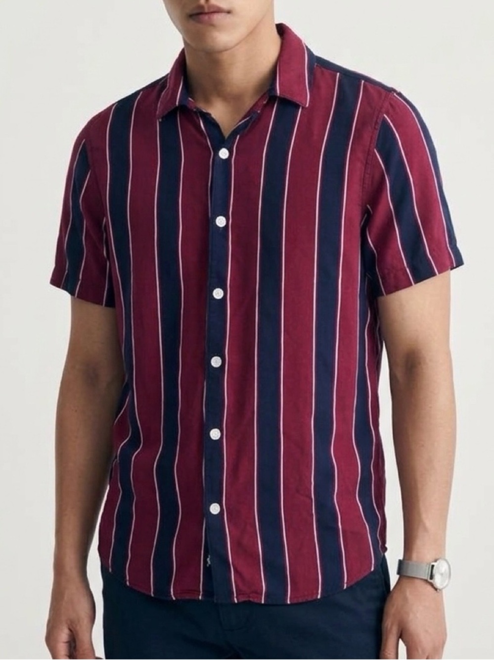 Hollister Men's Short-Sleeve Button-Up Shirt in Burgundy Stripe